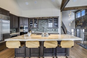 Maison mitoyenne, 4 chambres | Cuisine privée | Réfrigérateur, four, cafetière/bouilloire, grille-pain