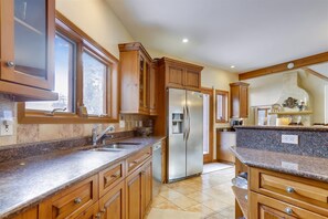 House, 4 Bedrooms | Private kitchen