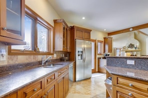 House, 4 Bedrooms | Private kitchen | Fridge, oven, coffee/tea maker, toaster