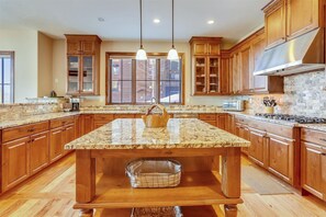 Maison mitoyenne, 3 chambres | Cuisine privée | Réfrigérateur, four, cafetière/bouilloire, grille-pain