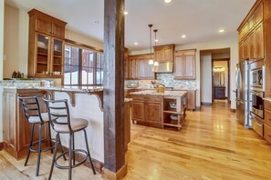 Townhome, 3 Bedrooms | Private kitchen | Fridge, oven, coffee/tea maker, toaster