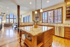 Maison mitoyenne, 3 chambres | Cuisine privée | Réfrigérateur, four, cafetière/bouilloire, grille-pain