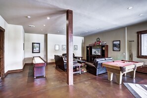 House, 4 Bedrooms | Living area