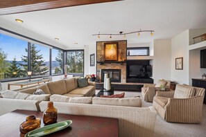 Townhome, 5 Bedrooms | Living room