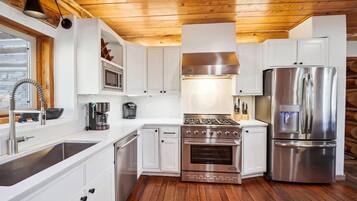 House, 5 Bedrooms | Private kitchen | Fridge, oven, coffee/tea maker, toaster