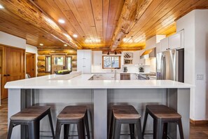 House, 5 Bedrooms | Private kitchen | Fridge, oven, coffee/tea maker, toaster