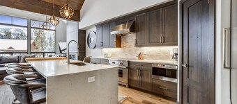 Five Peaks Townhouse with Garage and Hot Tub by RedAwning