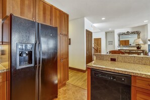 Maison mitoyenne, 4 chambres | Cuisine privée | Réfrigérateur, micro-ondes, four, lave-vaisselle