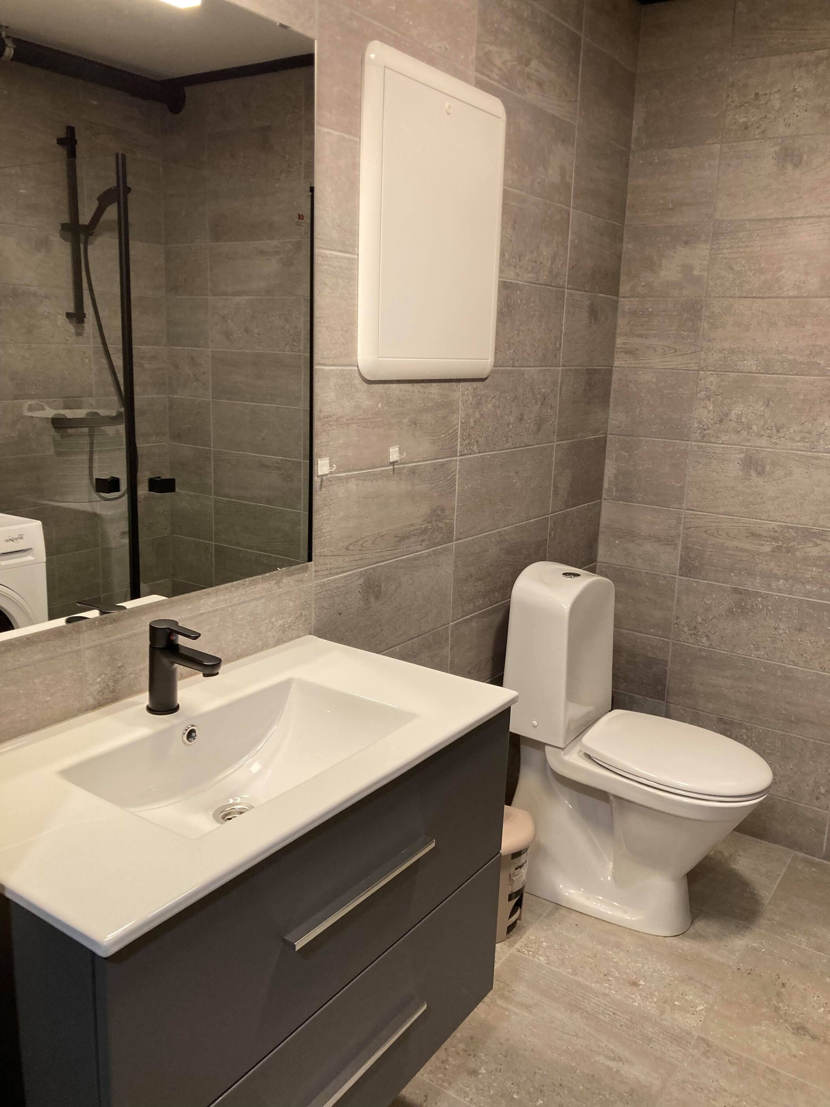 rorbue deluxe | bathroom | shower, towels