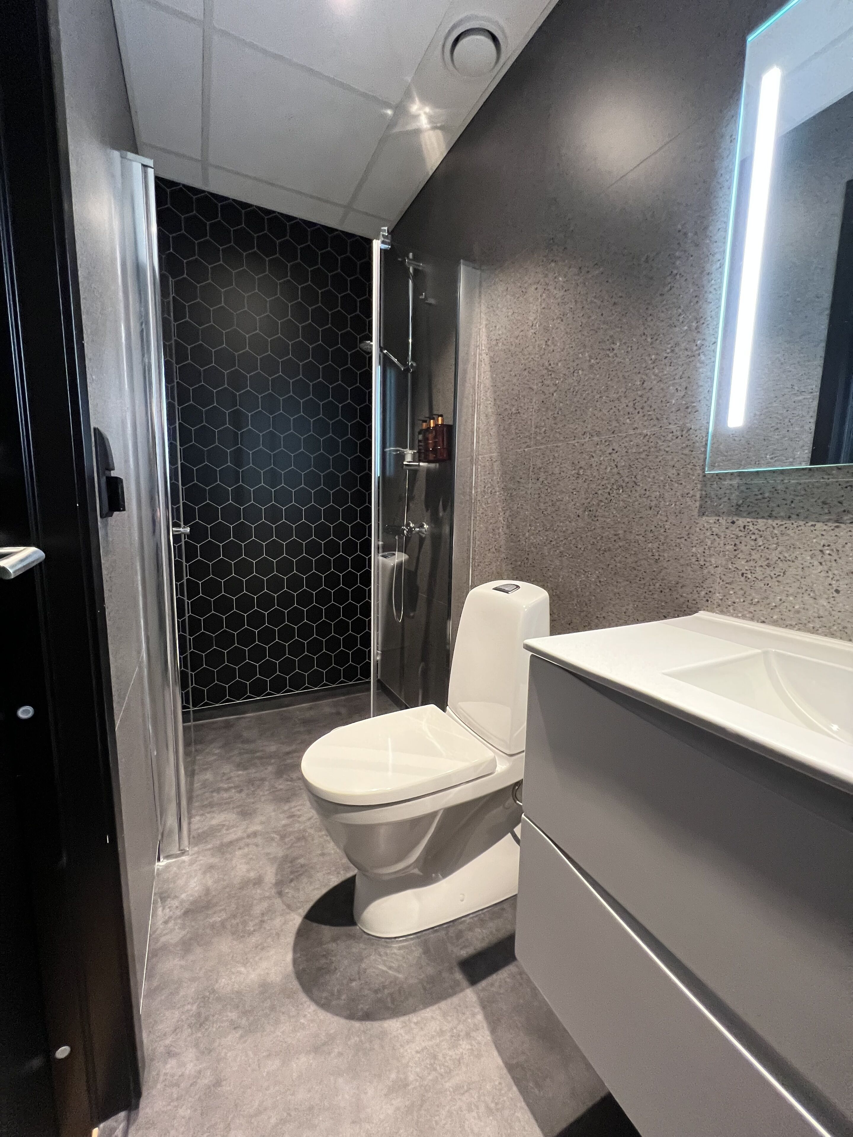 apartment (studio) | bathroom | shower, towels