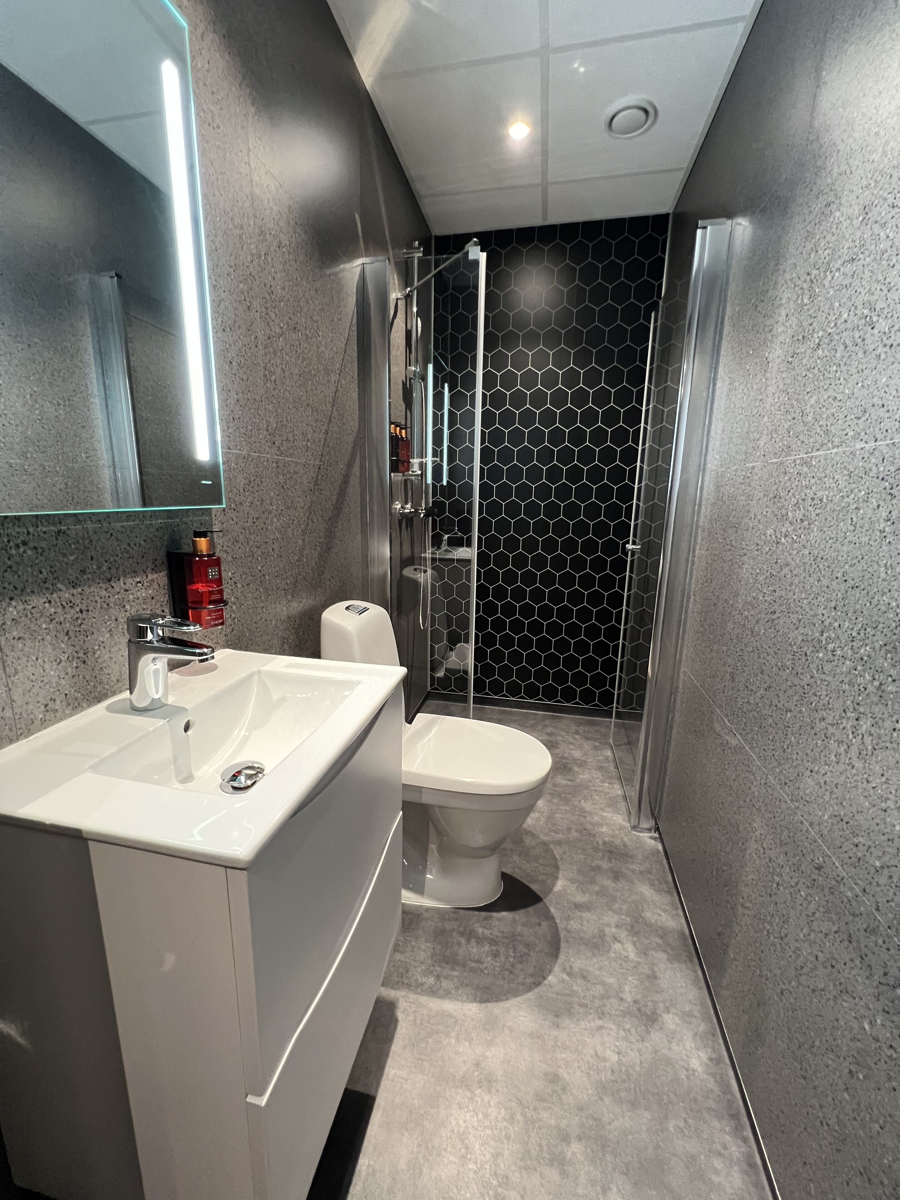 economy single room | bathroom | shower, towels