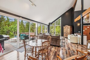 Maison, 4 chambres | Coin séjour