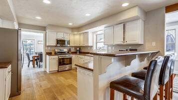 Rumah, 4 kamar tidur | Dapur pribadi | Lemari es, oven, mesin pembuat kopi/teh, dan pemanggang roti