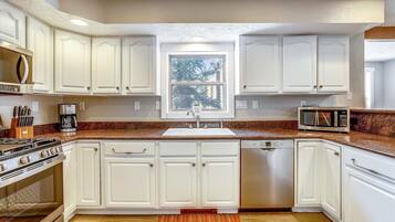 House, 4 Bedrooms | Private kitchen | Fridge, coffee/tea maker, toaster