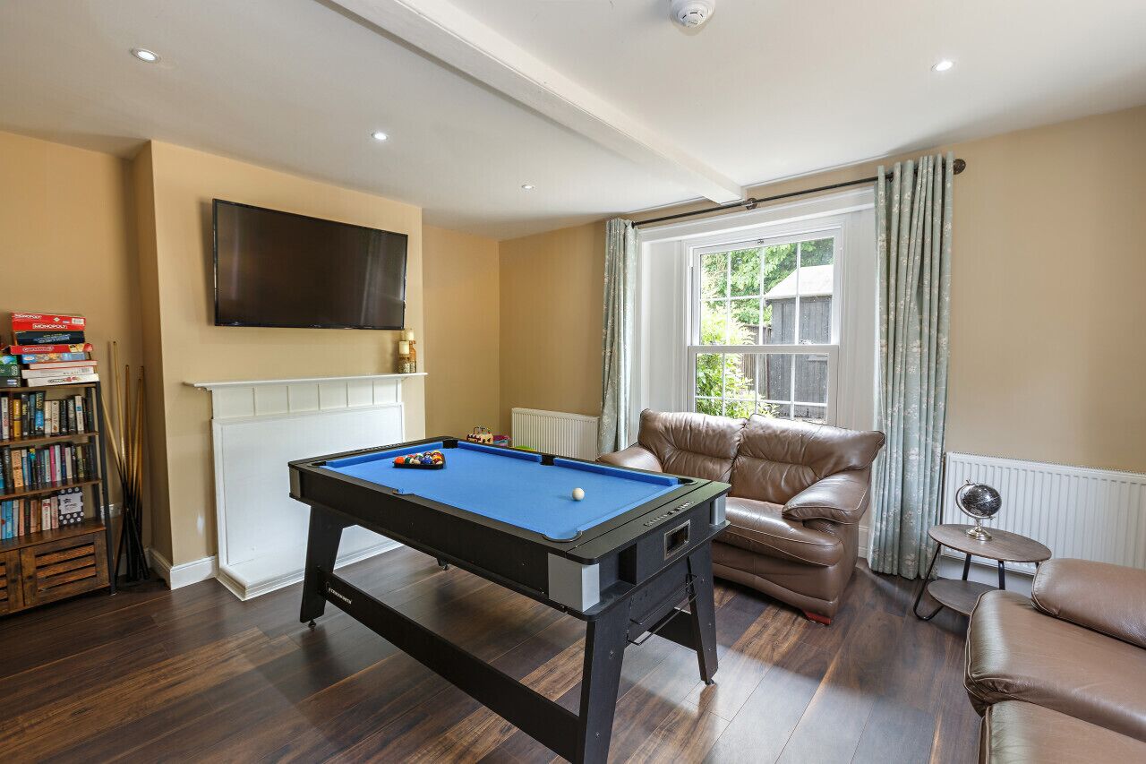 Smart TV, fireplace, table tennis