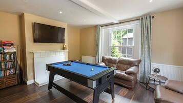 TV connectée, cheminée, table de tennis de table