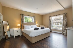 10 bedrooms, iron/ironing board, free WiFi, bed sheets