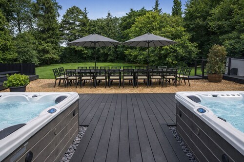 Stubbs House, Loddon, sleeps 20, 2 hot tubs