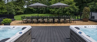 Stubbs House, Loddon, sleeps 20, 2 hot tubs