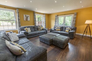 Smart TV, fireplace, table tennis - Stubbs House, Loddon, sleeps 20, 2 hot tubs (Loddon)