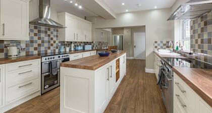 Stubbs House, Loddon, sleeps 20, 2 hot tubs