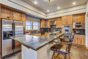 House, 5 Bedrooms | Private kitchen