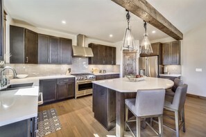 Hus, 4 soverom | Eget kjøkken | Kjøleskap, ovn, kaffetrakter/tekoker og brødrister