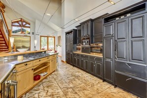Casa, 5 habitaciones | Cocina privada | Horno y cafetera y tetera 
