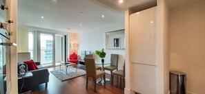 Apartment | Wohnzimmer | 30-Zoll-Fernseher mit Kabelempfang