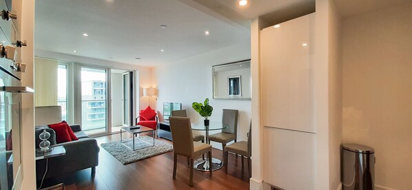 Appartement | Salle de séjour | Téléviseur de 30 po avec télévision par câble