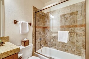 タウンホーム 4 ベッドルーム | バスルーム | タオル、石鹸、トイレットペーパー