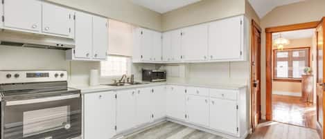 House, 3 Bedrooms | Private kitchen