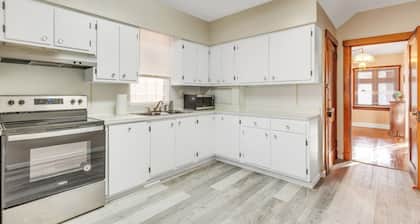 Spacious 3BR Home near Downtown, Oakland & East Liberty! Max 15 nights by RedAwning