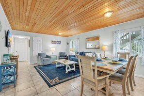Apartment, 2 Bedrooms | Dining