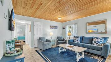 Apartment, 2 Bedrooms | Living area