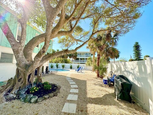 Coquina Cottage 2 Bedroom Cottage by RedAwning