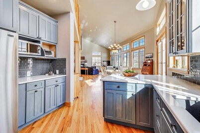 Chateau D'amis 4 Bedroom Home by Redawning