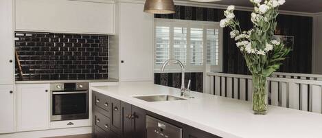 Een koelkast, een microgolfoven, een oven, een vaatwasser