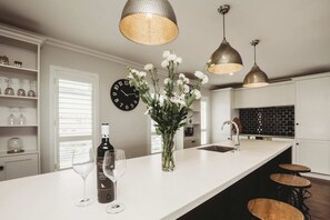 Een koelkast, een microgolfoven, een oven, een vaatwasser