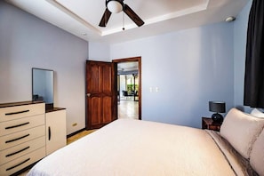 2 habitaciones, tabla de planchar con plancha y cuna de viaje