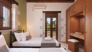 Une chambre avec deux lits, une armoire en bois et une vue à travers une porte vitrée.