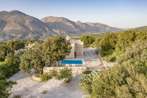 Koules Estate-Iris, with Pool & BBQ, an Agricultural barn for Nature lovers