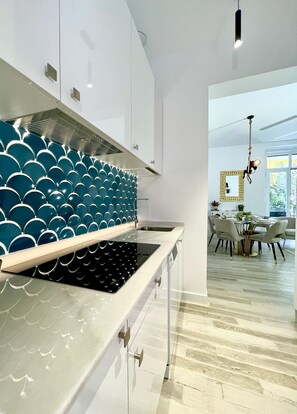 Refrigerador, microondas, horno y lavavajillas 
