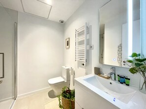 Een douche, een haardroger, handdoeken