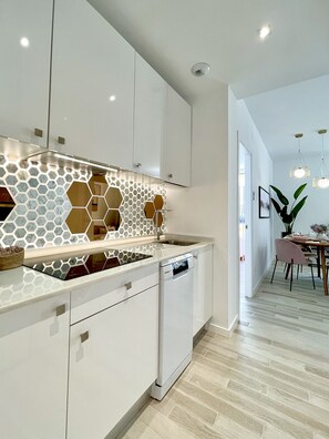 Kühlschrank, Mikrowelle, Ofen, Geschirrspüler
