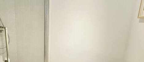 Dusch, hårtork och handdukar