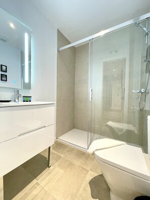 Shower, hair dryer, towels
