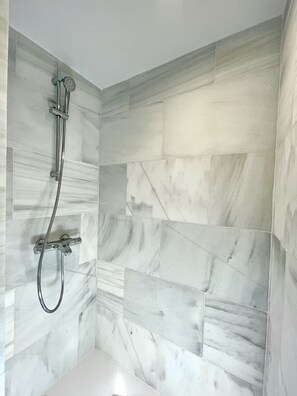 Dusche, Haartrockner, Handtücher