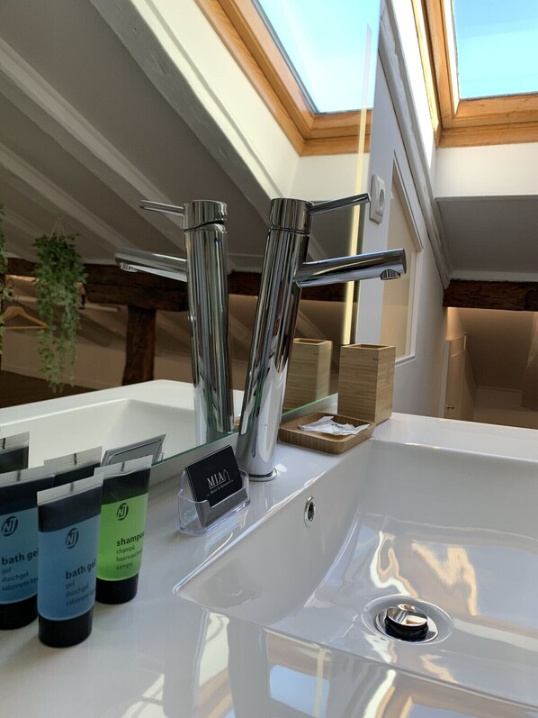 Een douche, een haardroger, handdoeken