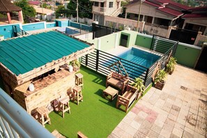Outdoor dining - Spacious 5 BR Villa with amazing views Bar&Pool | family & large groups | Wi-Fi (Accra)
